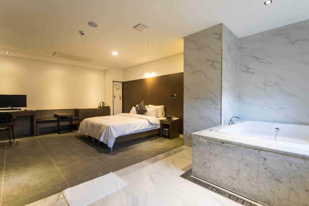 The City Hotel Jeonju Esterno foto